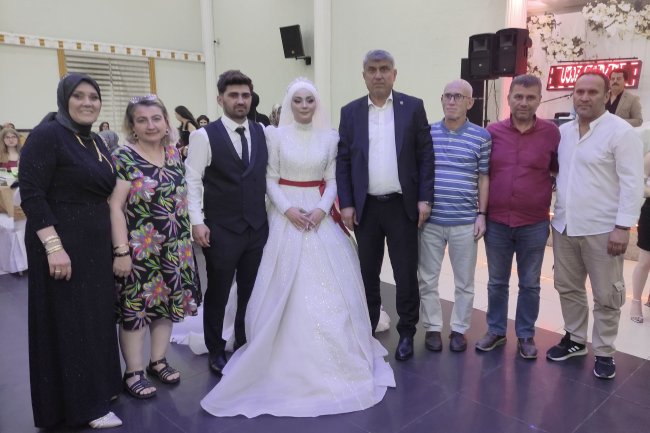 GENÇ CİFTİMİZE BİR ÖMÜR BOYU MUTLULUKLAR DİLERİZ