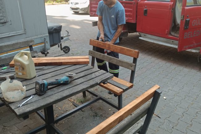 BELDEMİZ GENELİNDE MASA VE SANDALYELERDE BAKIM ONARIM ÇALIŞMALARI BAŞLATILDI