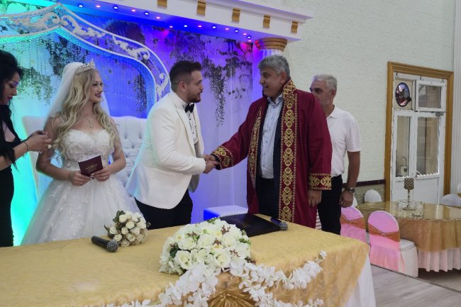 GENÇ CİFTİMİZE BİR ÖMÜR BOYU MUTLULUKLAR DİLERİZ