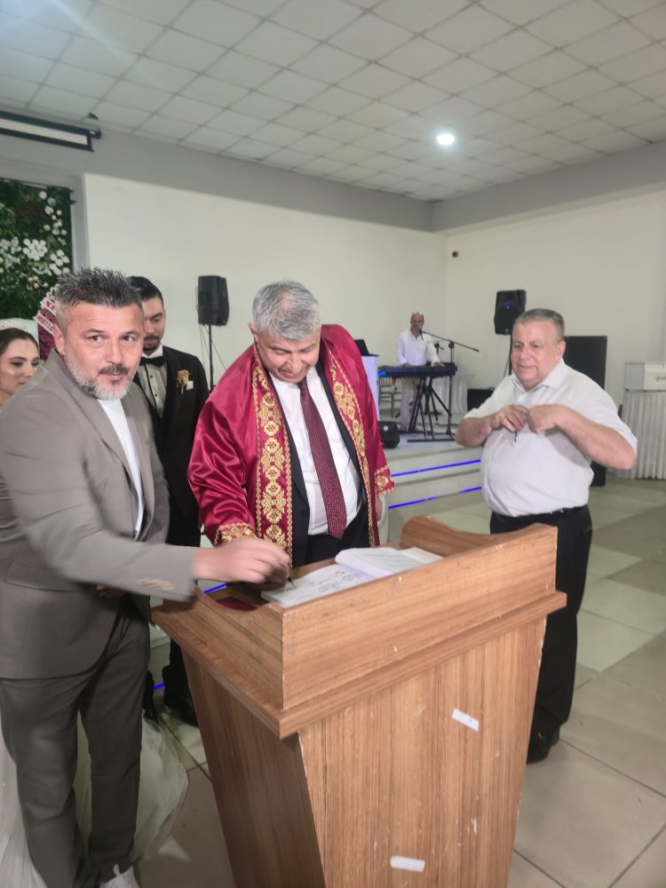 GENÇ ÇİFTİMİZE BİR ÖMÜR BOYU MUTLULUKLAR DİLERİZ...