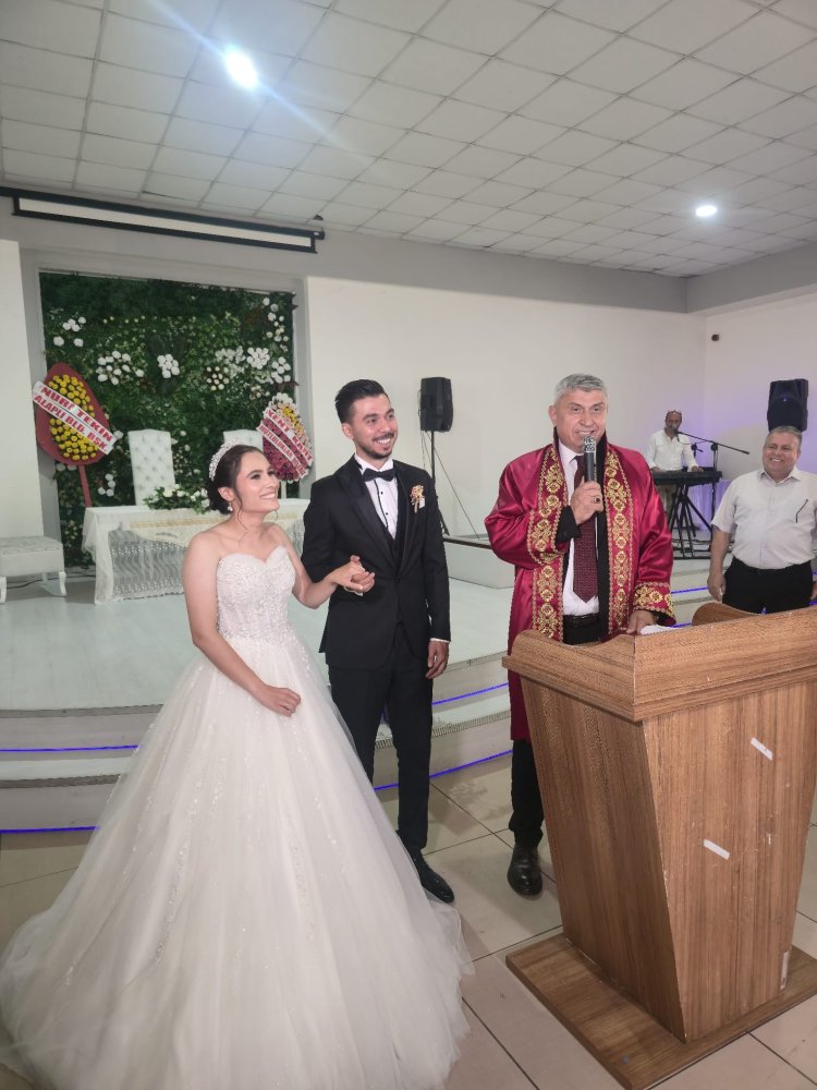 GENÇ ÇİFTİMİZE BİR ÖMÜR BOYU MUTLULUKLAR DİLERİZ...