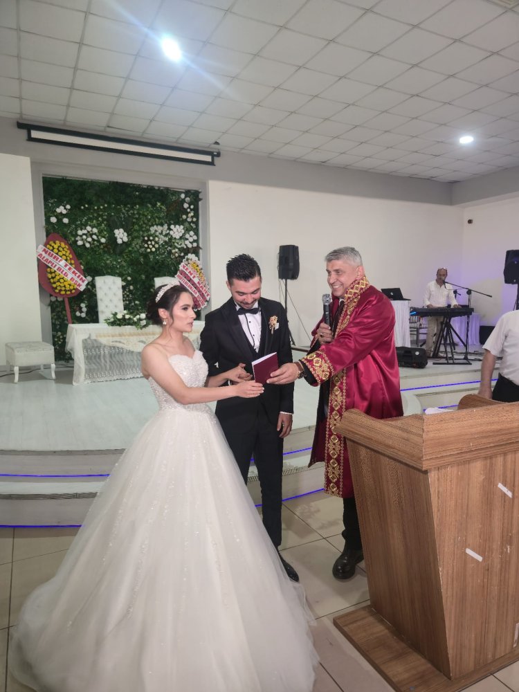GENÇ ÇİFTİMİZE BİR ÖMÜR BOYU MUTLULUKLAR DİLERİZ...