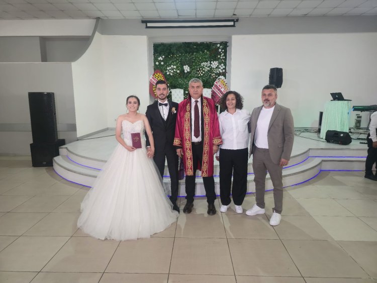 GENÇ ÇİFTİMİZE BİR ÖMÜR BOYU MUTLULUKLAR DİLERİZ...