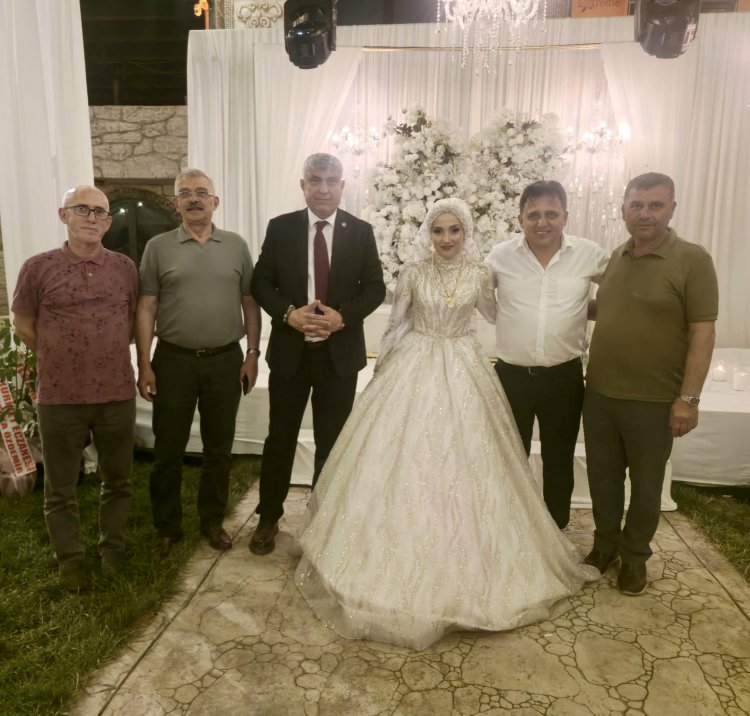 GENÇ ÇİFTİMİZE BİR ÖMÜR BOYU MUTLULUKLAR DİLERİZ...