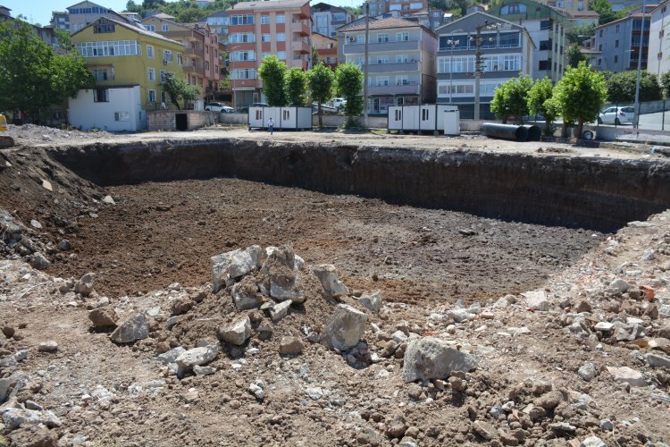  GÜLÜÇ VESİLE DİKMEN İLKOKULU SAHASINDA ÇALIŞMALAR DEVAM EDİYOR! 