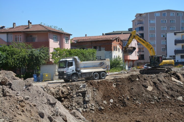 GÜLÜÇ VESİLE DİKMEN İLKOKULU SAHASINDA ÇALIŞMALAR DEVAM EDİYOR! 