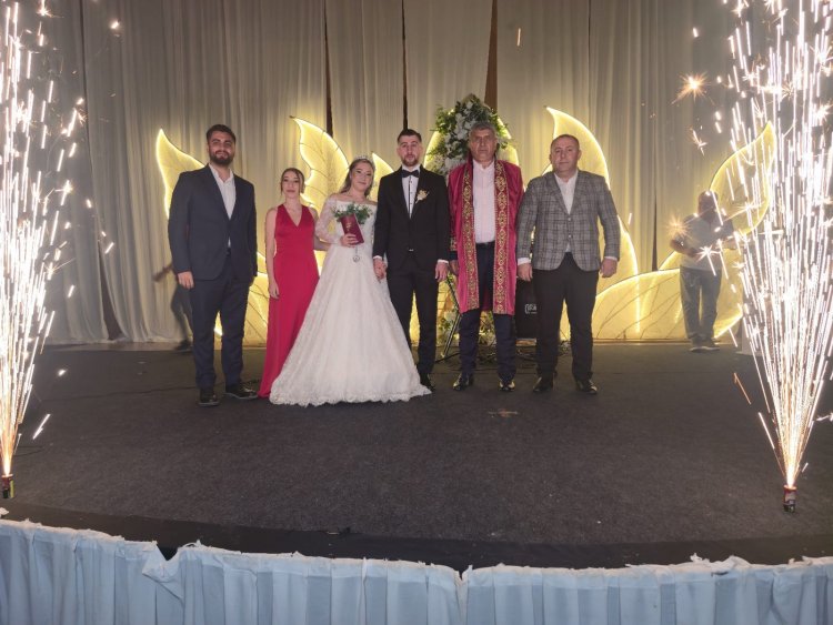 GENÇ ÇİFTİMİZE BİR ÖMÜR BOYU MUTLULUKLAR DİLERİZ...