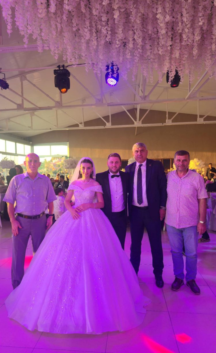 GENÇ ÇİFTİMİZE BİR ÖMÜR BOYU MUTLULUKLAR DİLERİZ...