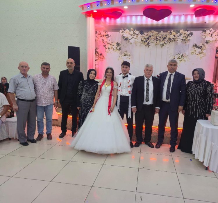 GENÇ ÇİFTİMİZE BİR ÖMÜR BOYU MUTLULUKLAR DİLERİZ...