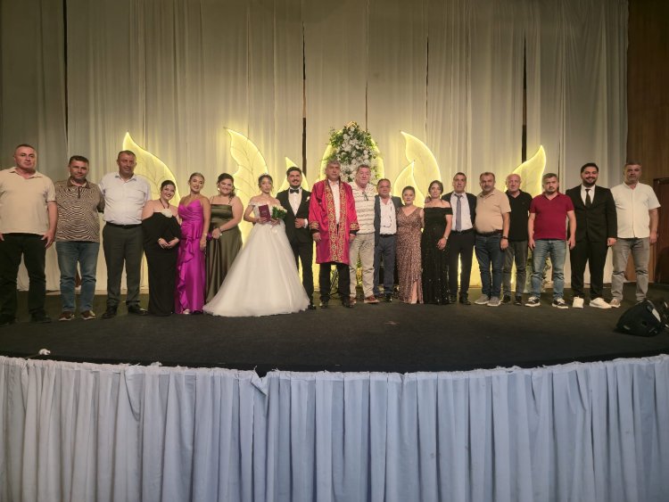 GENÇ ÇİFTİMİZE BİR ÖMÜR BOYU MUTLULUKLAR DİLERİZ..