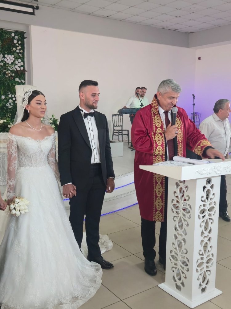 GENÇ CİFTİMİZE BİR ÖMÜR BOYU MUTLULUKLAR DİLERİZ