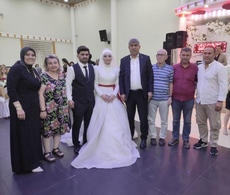 GENÇ CİFTİMİZE BİR ÖMÜR BOYU MUTLULUKLAR DİLERİZ
