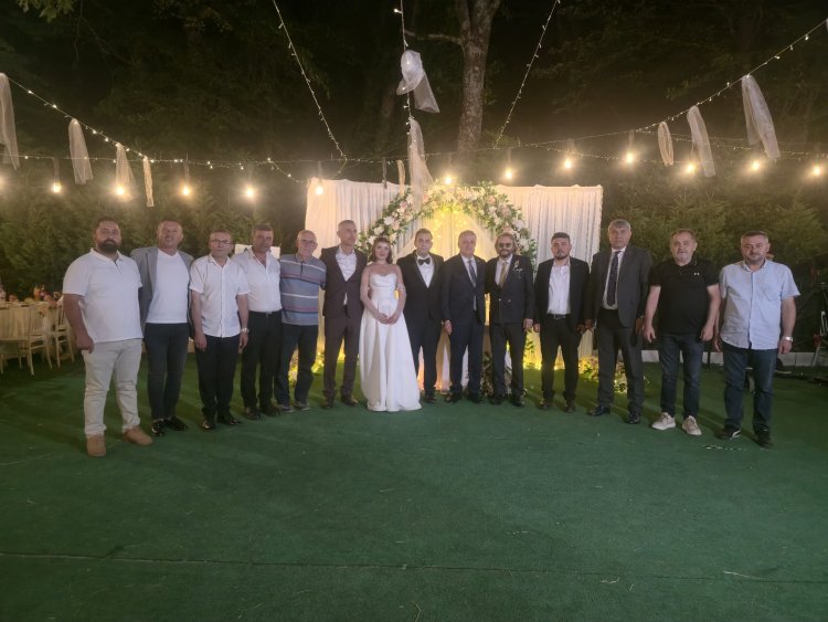 GENÇ CİFTİMİZE BİR ÖMÜR BOYU MUTLULUKLAR DİLERİZ...