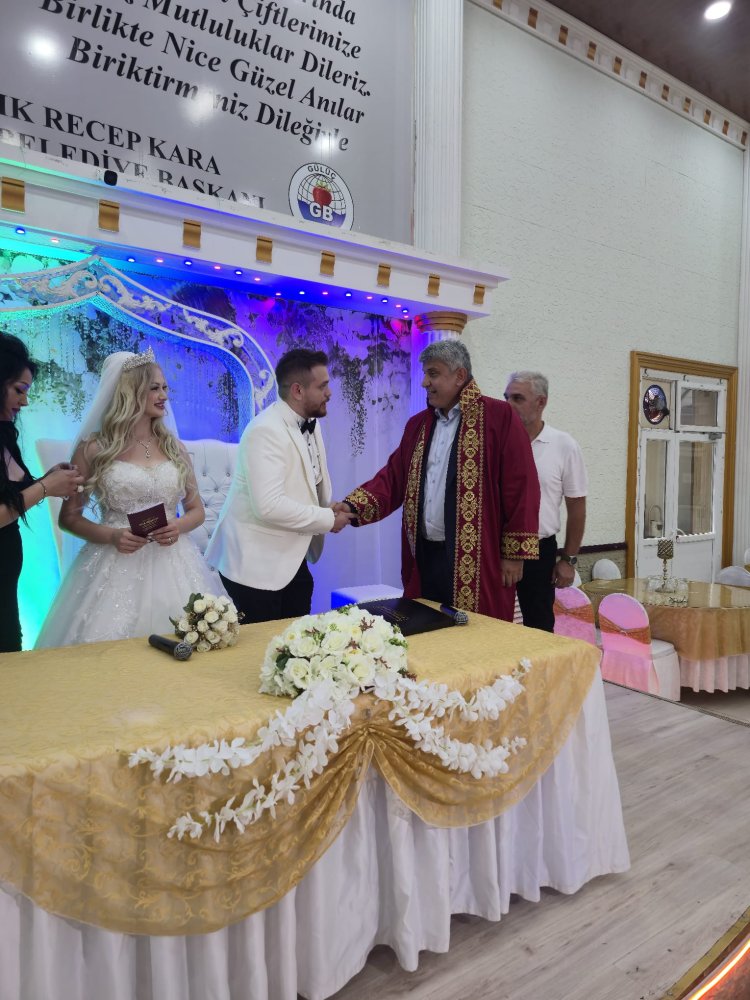 GENÇ CİFTİMİZE BİR ÖMÜR BOYU MUTLULUKLAR DİLERİZ