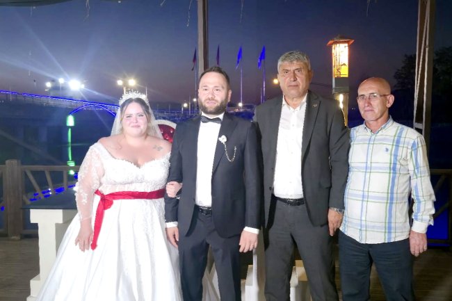 GENÇ ÇİFTİMİZE BİR ÖMÜR BOYU MUTLULUKLAR DİLERİZ