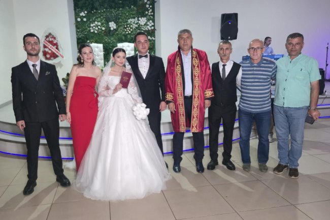 GENÇ ÇİFTİMİZE BİR ÖMÜR BOYU MUTLULUKLAR DİLERİZ