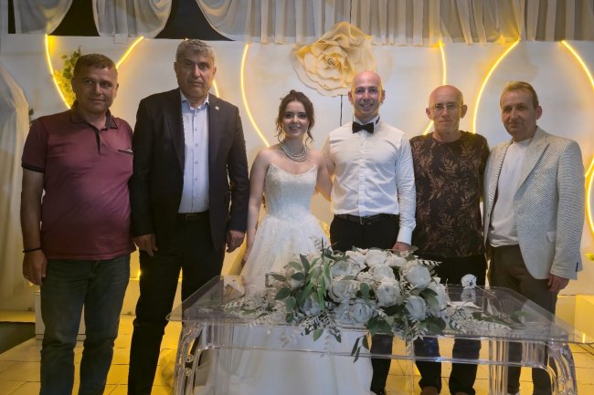 GENÇ ÇİFTİMİZE BİR ÖMÜR BOYU MUTLULUKLAR DİLERİZ