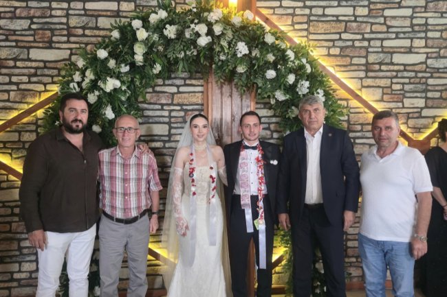 GENÇ ÇİFTİMİZE BİR ÖMÜR BOYU MUTLULUKLAR DİLERİZ