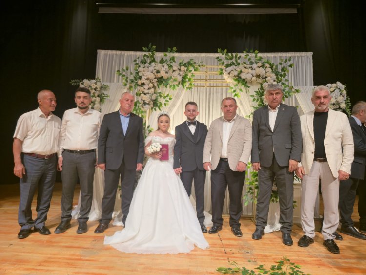 GENÇ ÇİFTİMİZE BİR ÖMÜR BOYU MUTLULUKLAR DİLERİZ