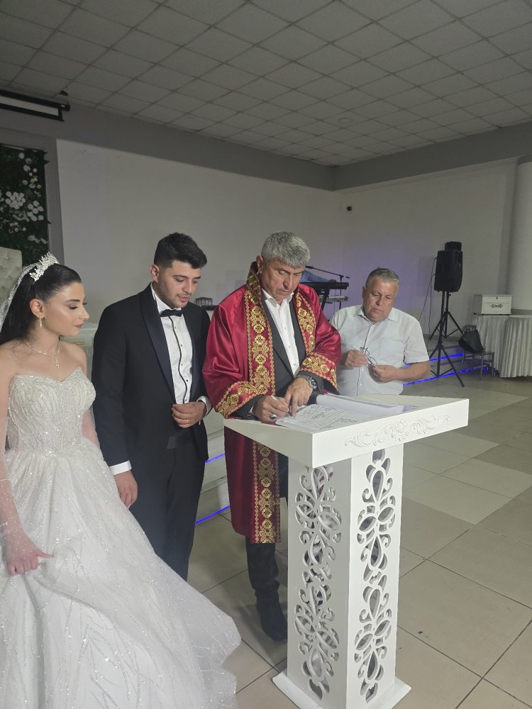 GENÇ ÇİFTİMİZE BİR ÖMÜR BOYU MUTLULUKLAR DİLERİZ
