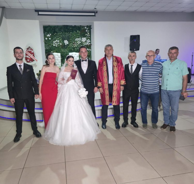 GENÇ ÇİFTİMİZE BİR ÖMÜR BOYU MUTLULUKLAR DİLERİZ