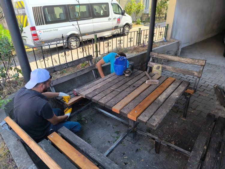 BELDEMİZDE BULUNAN MASA SANDALYELERİMİZDE BAKIM ONARIM ÇALIŞMALARI ARALIKSIZ OLARAK DEVAM EDİYOR...