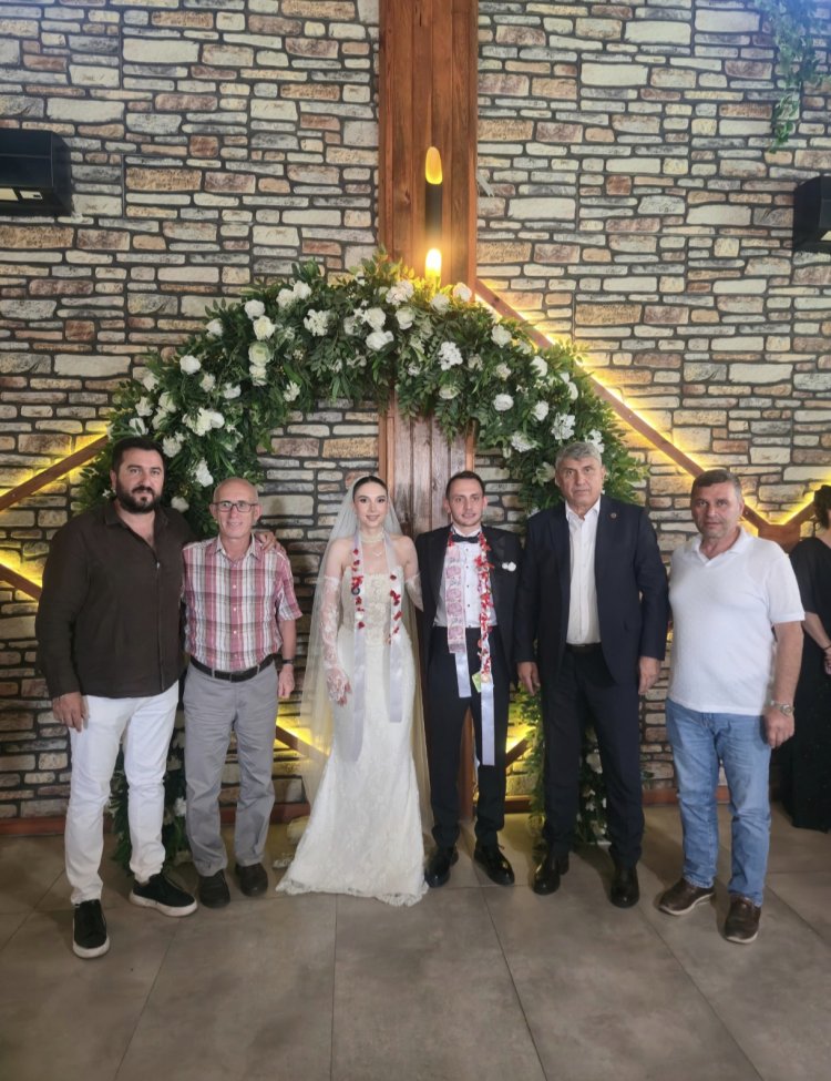 GENÇ ÇİFTİMİZE BİR ÖMÜR BOYU MUTLULUKLAR DİLERİZ