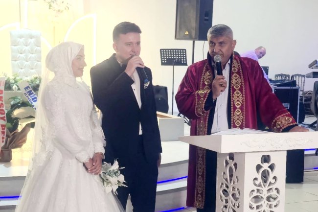 GENÇ ÇİFTİMİZE BİR ÖMÜR BOYU MUTLULUKLAR DİLERİZ