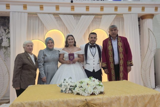 GENÇ ÇİFTİMİZE BİR ÖMÜR BOYU MUTLULUKLAR DİLERİZ
