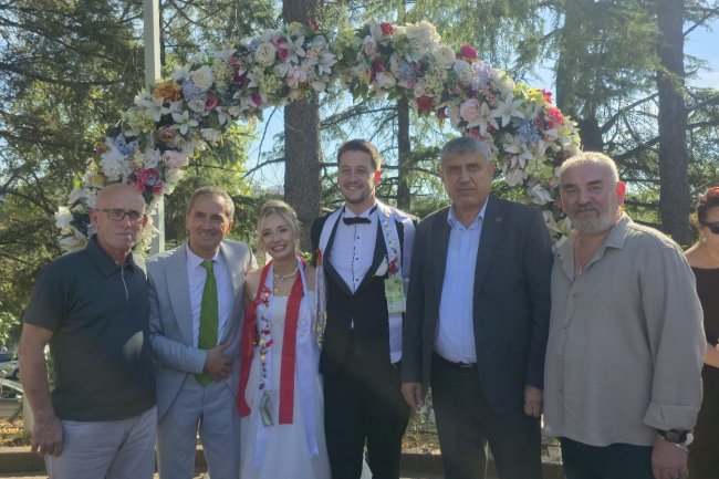 GENÇ ÇİFTİMİZE BİR ÖMÜR BOYU MUTLULUKLAR DİLERİZ