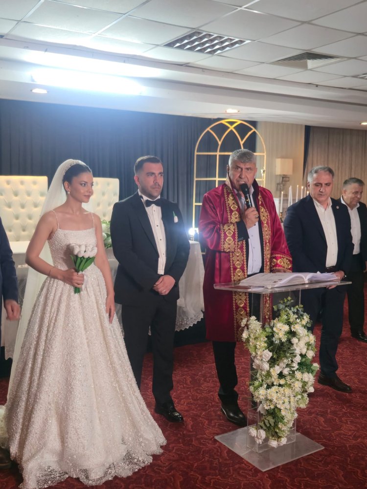 GENÇ ÇİFTİMİZE BİR ÖMÜR BOYU MUTLULUKLAR DİLERİZ