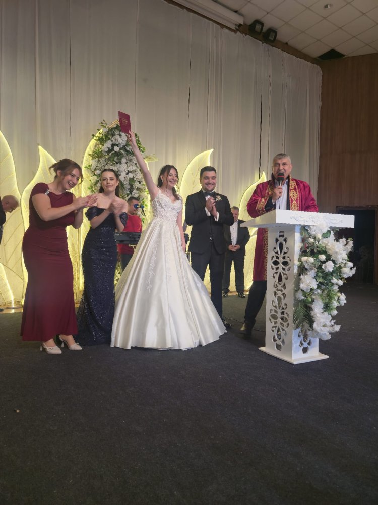 GENÇ ÇİFTİMİZE BİR ÖMÜR BOYU MUTLULUKLAR DİLERİZ