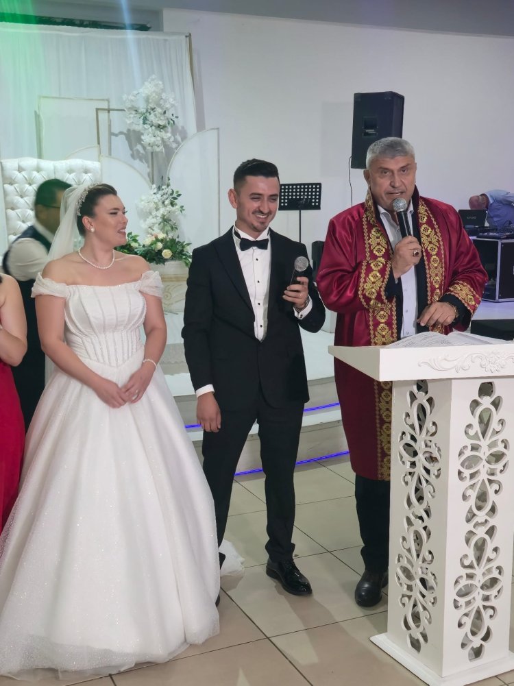 GENÇ ÇİFTİMİZE BİR ÖMÜR BOYU MUTLULUKLAR DİLERİZ