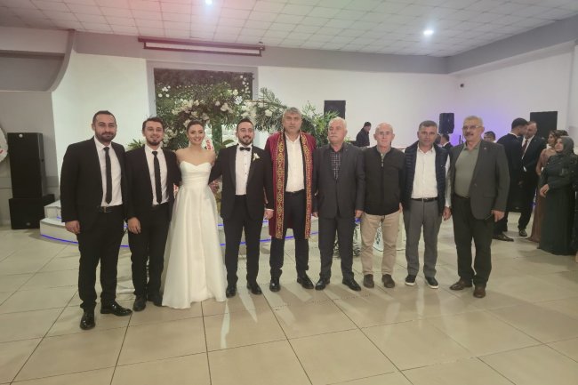 GENÇ ÇİFTİMİZE BİR ÖMÜR BOYU MUTLULUKLAR DİLERİZ