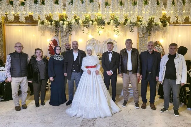 GENÇ ÇİFTİMİZE BİR ÖMÜR BOYU MUTLULUKLAR DİLERİZ