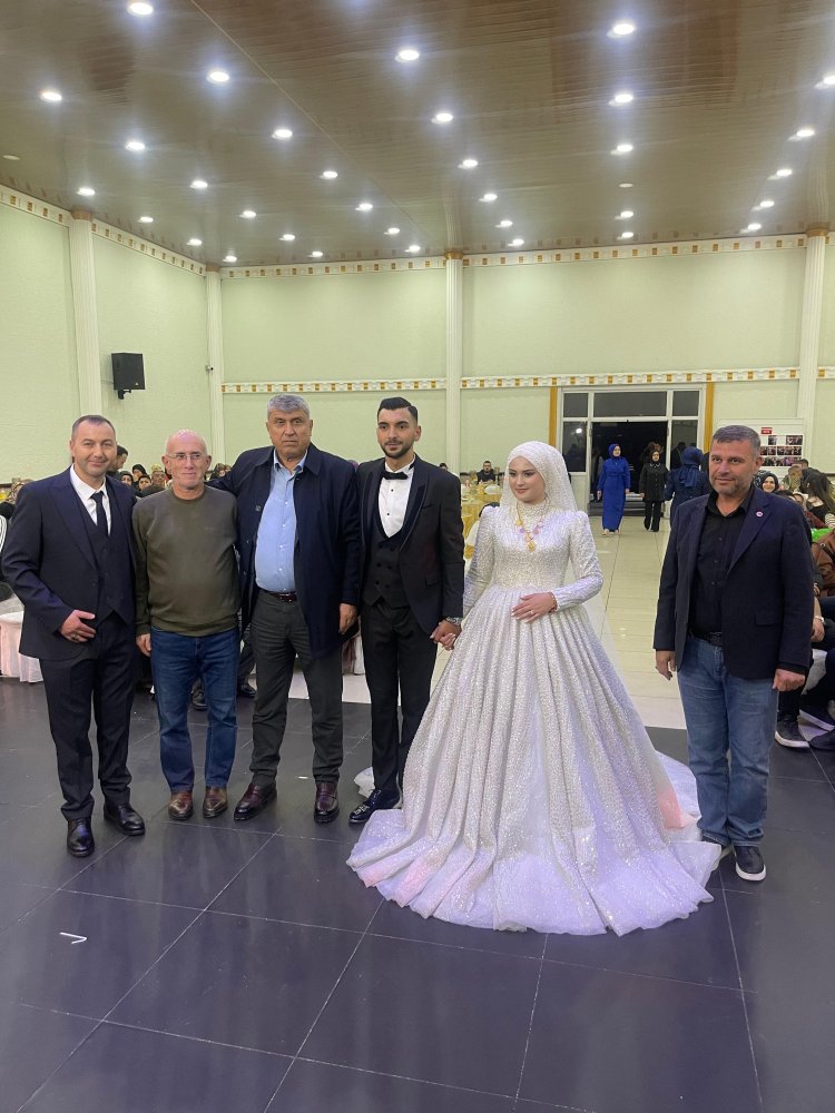 GENÇ ÇİFTİMİZE BİR ÖMÜR BOYU MUTLULUKLAR DİLERİZ