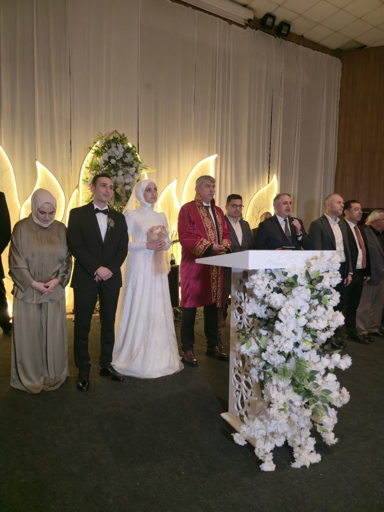 GENÇ ÇİFTİMİZE BİR ÖMÜR BOYU MUTLULUKLAR DİLERİZ