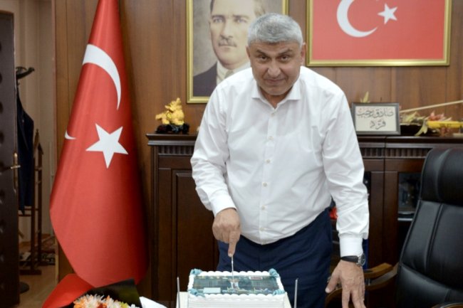 PERSONELLERİMİZ VE MECLİS ÜYELERİMİZ BELEDİYE BAŞKANIMIZIN DOĞUM GÜNÜNÜ KUTLADI...