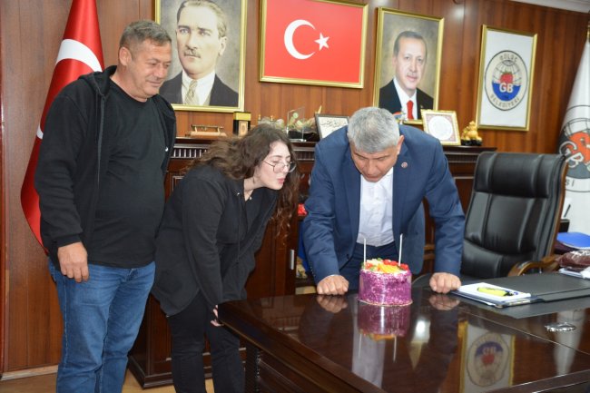 BELEDİYE BAŞKANIMIZ SADIK RECEP KARA'YA DOĞUM GÜNÜ SÜRPRİZİ