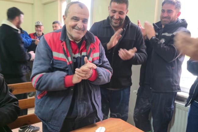 BELEDİYEMİZ PERSONELİ İLYAS CARSANBALININ DOĞUM GÜNÜNÜ BELEDİYE BAŞKANIMIZ SADIK RECEP KARA KUTLADI...