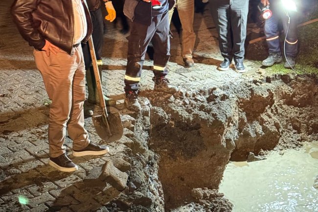 BELDEMİZDE ANAHATTA SU PATLAĞINA EKİPLERİMİZ ANINDA MÜDAHALE EDİYOR...