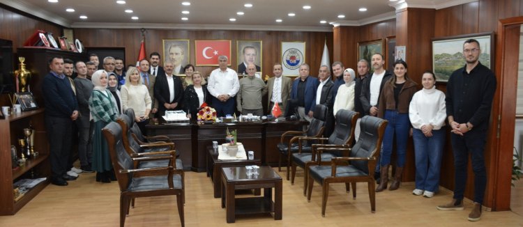 PERSONELLERİMİZ VE MECLİS ÜYELERİMİZ BELEDİYE BAŞKANIMIZIN DOĞUM GÜNÜNÜ KUTLADI...