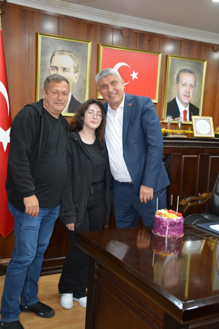 BELEDİYE BAŞKANIMIZ SADIK RECEP KARA'YA DOĞUM GÜNÜ SÜRPRİZİ