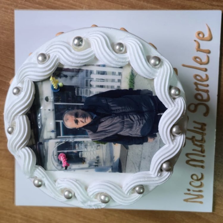 BELEDİYEMİZ PERSONELİ İLYAS CARSANBALININ DOĞUM GÜNÜNÜ BELEDİYE BAŞKANIMIZ SADIK RECEP KARA KUTLADI...