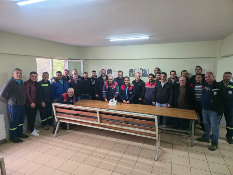 BELEDİYEMİZ PERSONELİ İLYAS CARSANBALININ DOĞUM GÜNÜNÜ BELEDİYE BAŞKANIMIZ SADIK RECEP KARA KUTLADI...