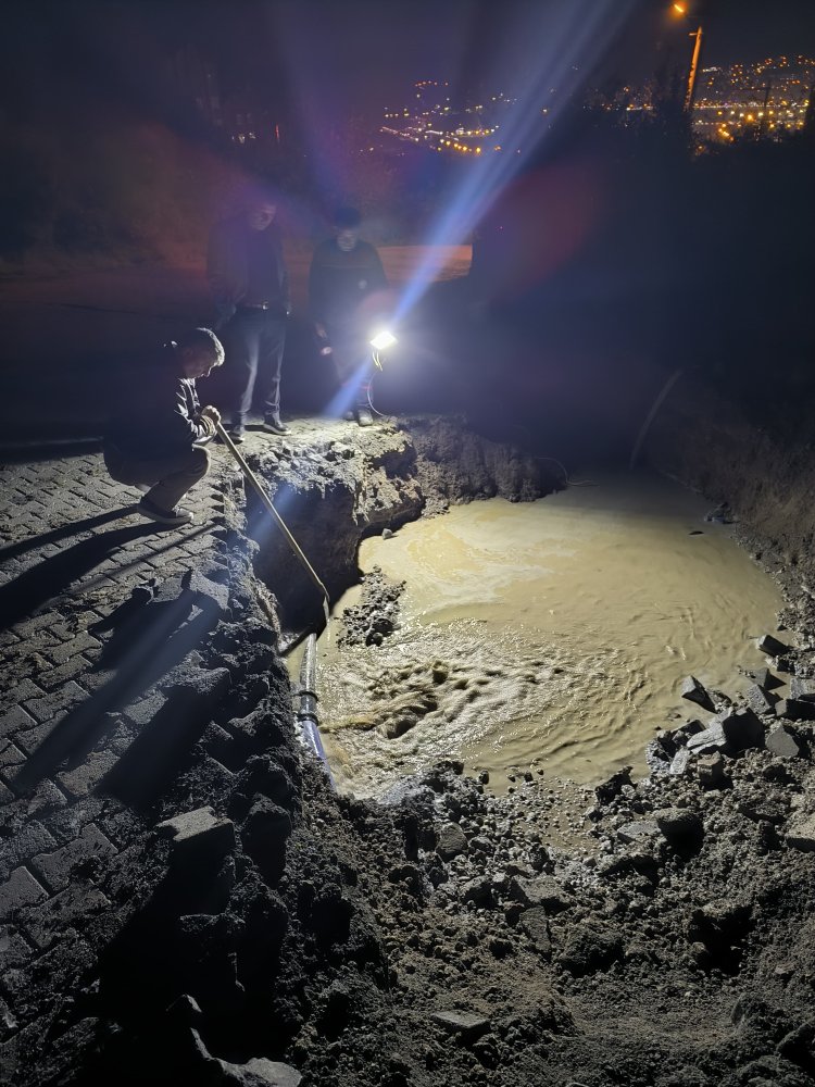 BELDEMİZDE ANAHATTA SU PATLAĞINA EKİPLERİMİZ ANINDA MÜDAHALE EDİYOR...