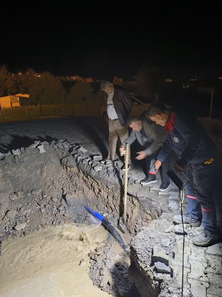 BELDEMİZDE ANAHATTA SU PATLAĞINA EKİPLERİMİZ ANINDA MÜDAHALE EDİYOR...