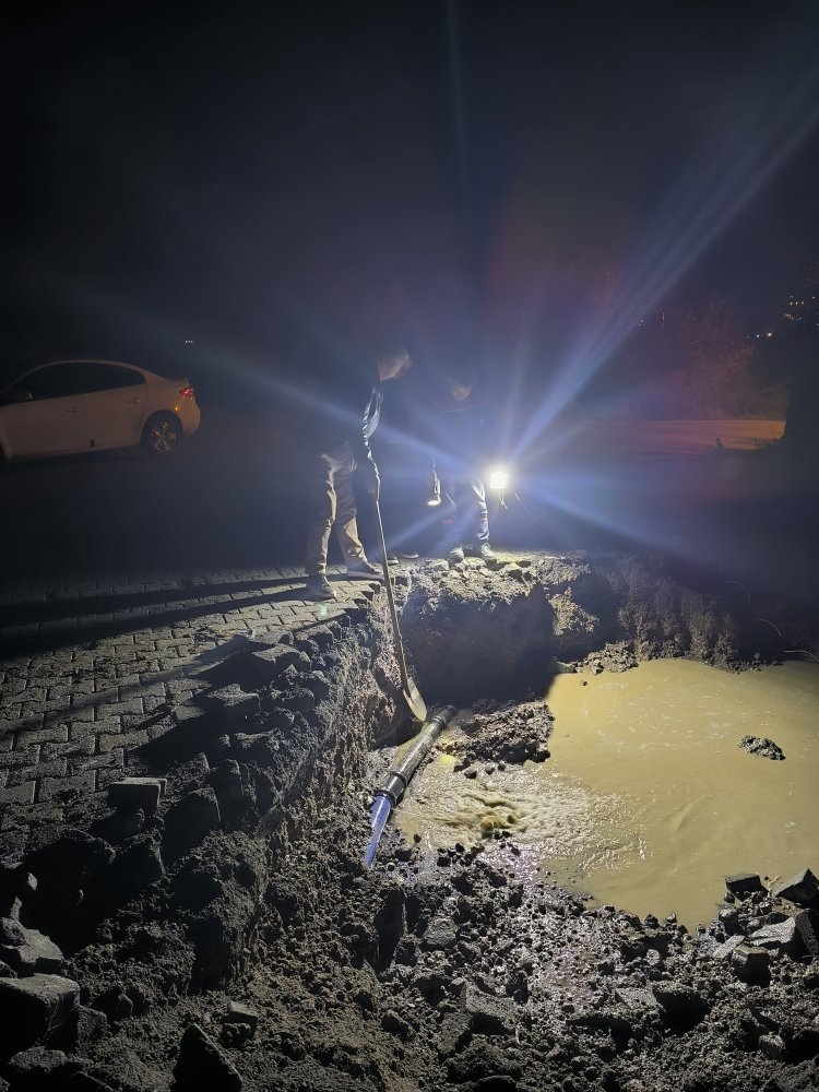 BELDEMİZDE ANAHATTA SU PATLAĞINA EKİPLERİMİZ ANINDA MÜDAHALE EDİYOR...