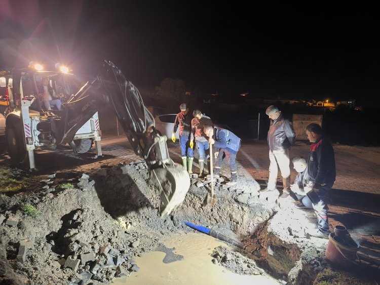 BELDEMİZDE ANAHATTA SU PATLAĞINA EKİPLERİMİZ ANINDA MÜDAHALE EDİYOR...