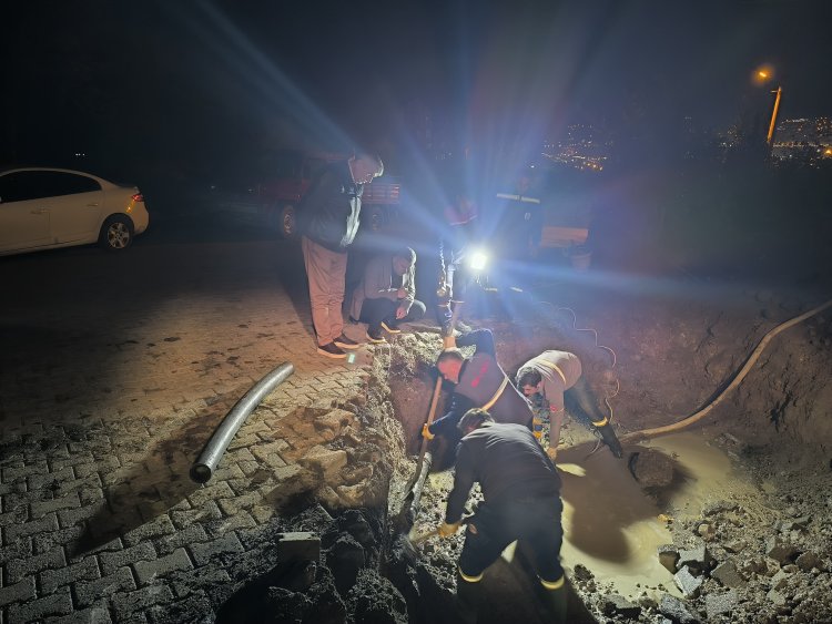 BELDEMİZDE ANAHATTA SU PATLAĞINA EKİPLERİMİZ ANINDA MÜDAHALE EDİYOR...